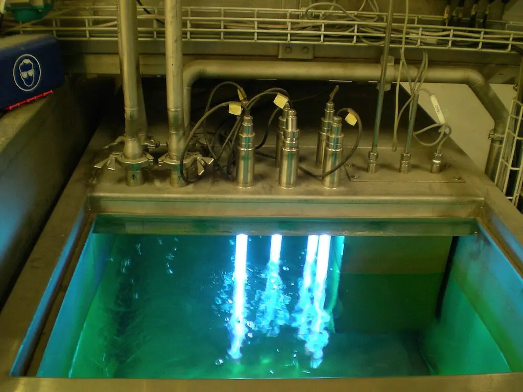 uvc-light-in-water-tank